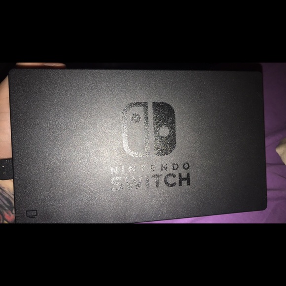 Nintendo switch barley used comes with 2 games - Picture 2 of 4